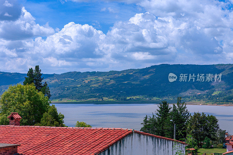 哥伦比亚瓜塔维塔:俯瞰陶土瓦片屋顶，朝向Tominé水库或Embalse del Tominé，以及远处的安第斯山脉